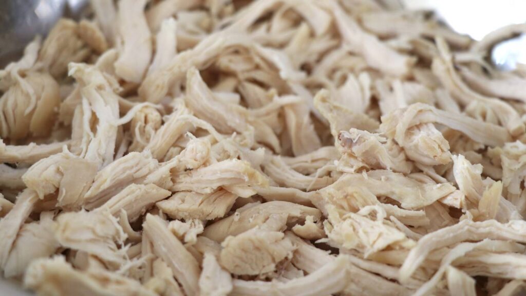 Frango desfiado perfeito em 5 minutos, truque simples muda textura, suculência e rendimento no dia a dia