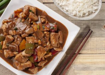 Frango xadrez em 15 minutos une frango, legumes e molho agridoce em uma panela