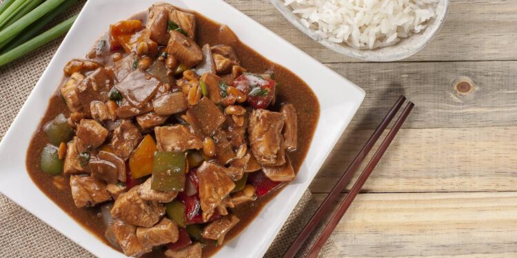 Frango xadrez em 15 minutos une frango, legumes e molho agridoce em uma panela