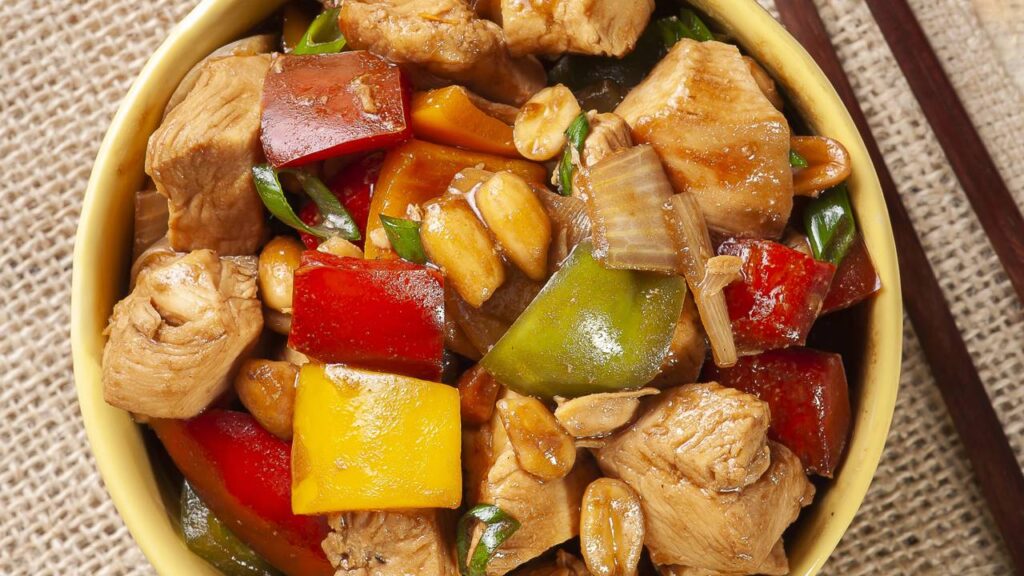 Frango xadrez em 15 minutos une frango, legumes e molho agridoce em uma panela