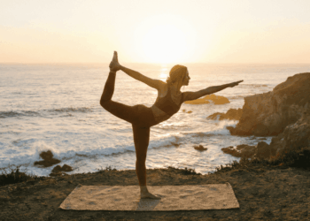 Exercícios leves à noite: escolha o horário e intensidade ideais para melhorar seu sono