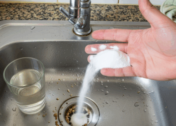 Antes de chamar um encanador, veja como desentupir ralos de forma simples com produtos comuns da sua cozinha