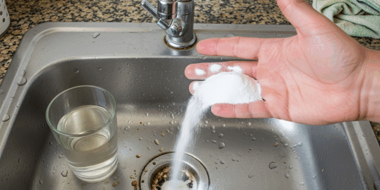 Antes de chamar um encanador, veja como desentupir ralos de forma simples com produtos comuns da sua cozinha