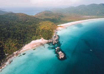 Essa ilha no litoral do Rio virou um paraíso sem carros, com praias intocadas e água cristalina o ano inteiro