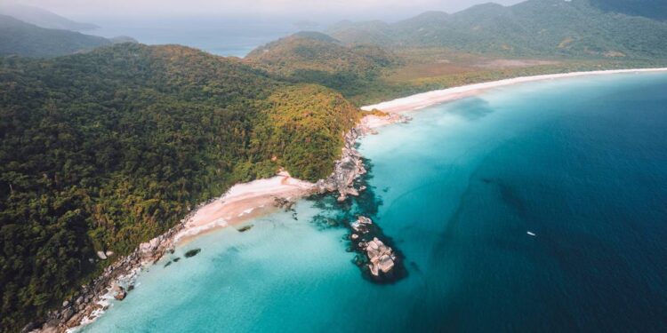 Essa ilha no litoral do Rio virou um paraíso sem carros, com praias intocadas e água cristalina o ano inteiro