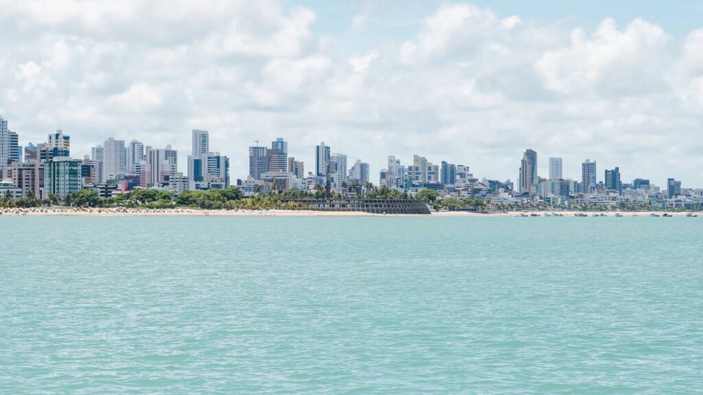 O paraíso brasileiro onde o sol nasce primeiro e as águas acalmam a alma