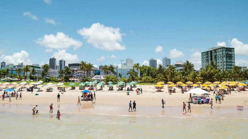 O paraíso brasileiro onde o sol nasce primeiro e as águas acalmam a alma