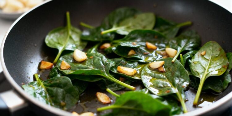 Muita gente joga fora, mas as folhas desse legume são comestíveis e riquíssimas em ferro