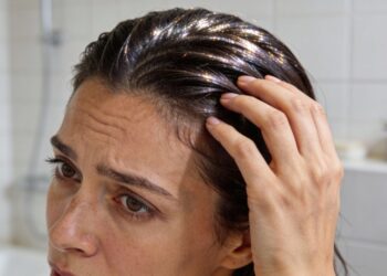 Nem uma vez por semana, nem em dias alternados: essa é a frequência ideal para lavar o cabelo