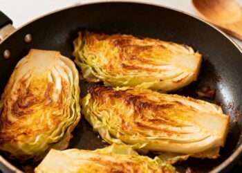 O repolho fica mais gostoso que bife: faço essa versão dourada na frigideira e virou meu almoço favorito