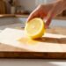 Por que pingar limão na tábua de cortar elimina cheiros melhor que qualquer produto