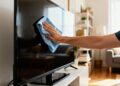 Sem pano úmido, nem produtos químicos: a forma correta de limpar telas de TV