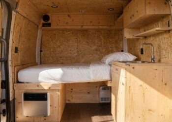 Um homem transformou um caminhão velho em uma casa sobre rodas funcional e desmontável, com cozinha, cama e aquecimento, para viver com conforto no meio da natureza