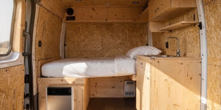 Um homem transformou um caminhão velho em uma casa sobre rodas funcional e desmontável, com cozinha, cama e aquecimento, para viver com conforto no meio da natureza