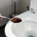 Uma colherada basta: é por isso que cada vez mais pessoas estão jogando borra de café no vaso sanitário