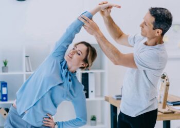 Dor no fim do dia? Movimentos simples aliviam tensões de quem trabalha sentado