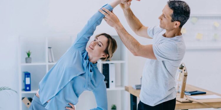 Dor no fim do dia? Movimentos simples aliviam tensões de quem trabalha sentado