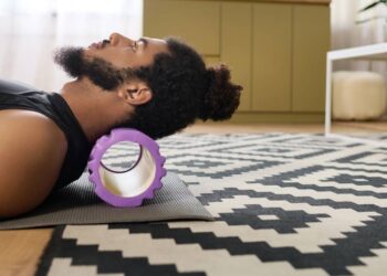 Exercícios simples para aliviar dor no pescoço e melhorar postura em casa