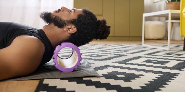 Exercícios simples para aliviar dor no pescoço e melhorar postura em casa