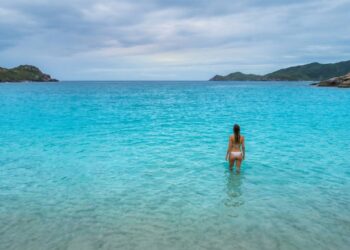 A praia brasileira onde o azul do mar impressiona até em dias nublados