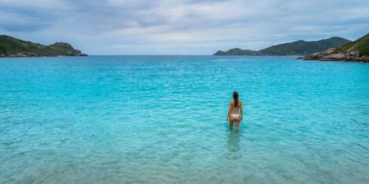 A praia brasileira onde o azul do mar impressiona até em dias nublados