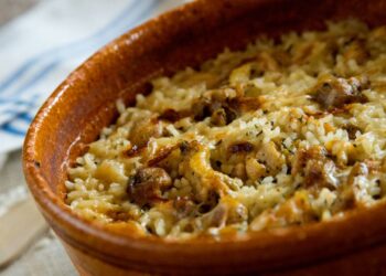 Como preparar arroz de forno simples com frango, molho bem encorpado e poucos ingredientes, ideal para a correria