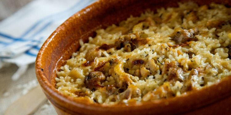 Como preparar arroz de forno simples com frango, molho bem encorpado e poucos ingredientes, ideal para a correria