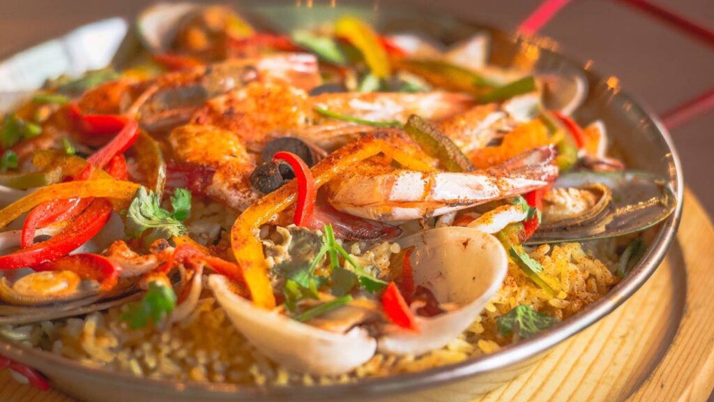 Como preparar arroz de forno simples com frango, molho bem encorpado e poucos ingredientes, ideal para a correria