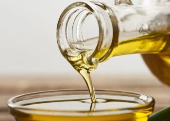 O uso do azeite de oliva no fim do preparo melhora cremosidade e destaca temperos sem mascarar ingredientes