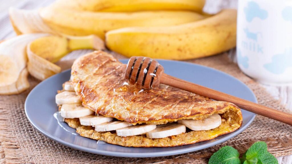 Receita rápida de banana com queijo na frigideira fica pronta em cerca de 10 minutos