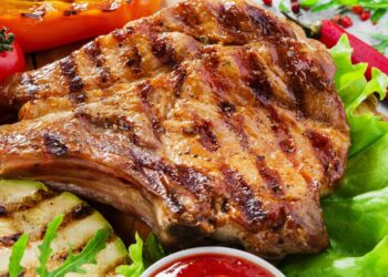 bisteca servida em prato