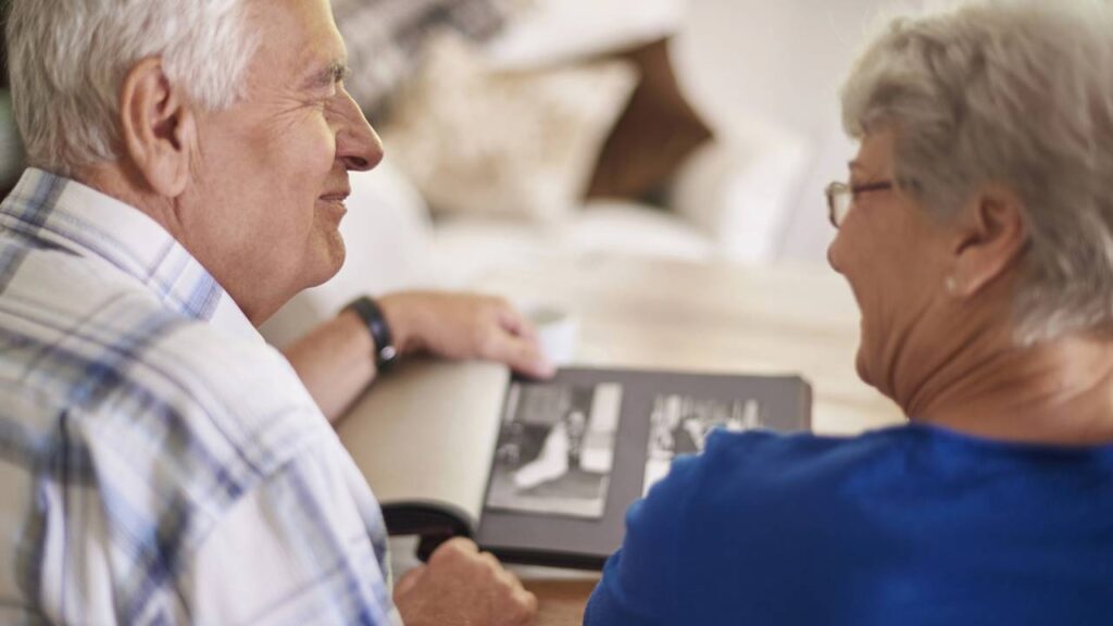 Pessoas de 60 anos com estes hábitos diários conseguem chegar aos 75 com a mente lúcida, garantindo a preservação da saúde mental