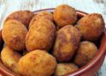 Bolinho de mandioca frito