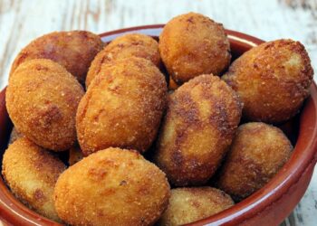 Bolinho de mandioca frito