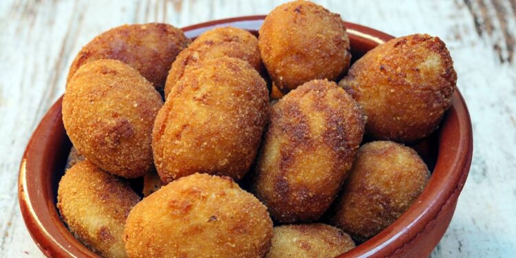 Bolinho de mandioca frito
