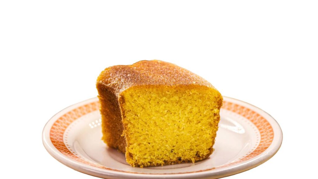 Receita simples de bolo de água facilita produções econômicas, sem ovos ou leite e com boa estrutura