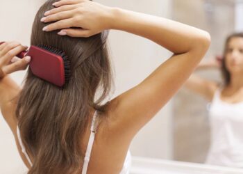 Aprenda a cuidar do cabelo em casa com poucos produtos, rotina simples e foco no que realmente funciona