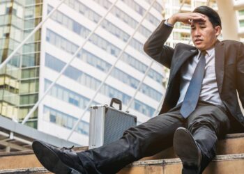 homem cansado em uma escada