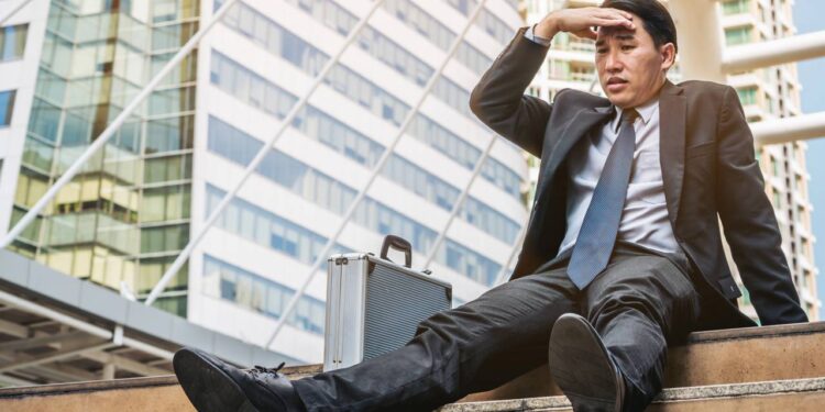 homem cansado em uma escada