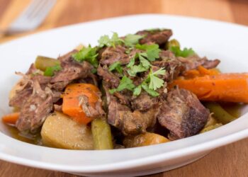 carne de panela servida