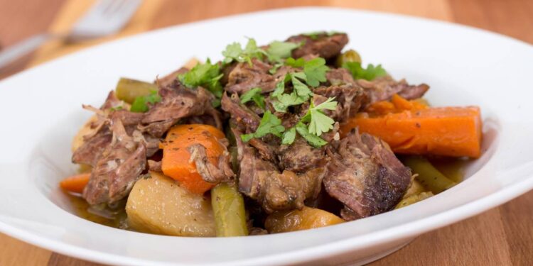 carne de panela servida