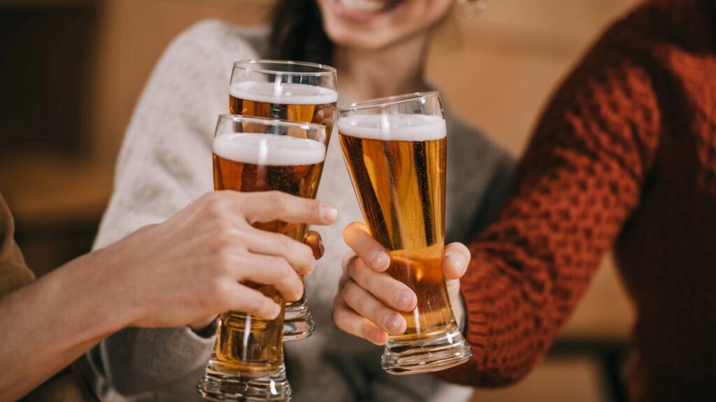 Consumo de cerveja aos fins de semana pode gerar gasto anual acima de R$ 5 mil ao somar bebida
