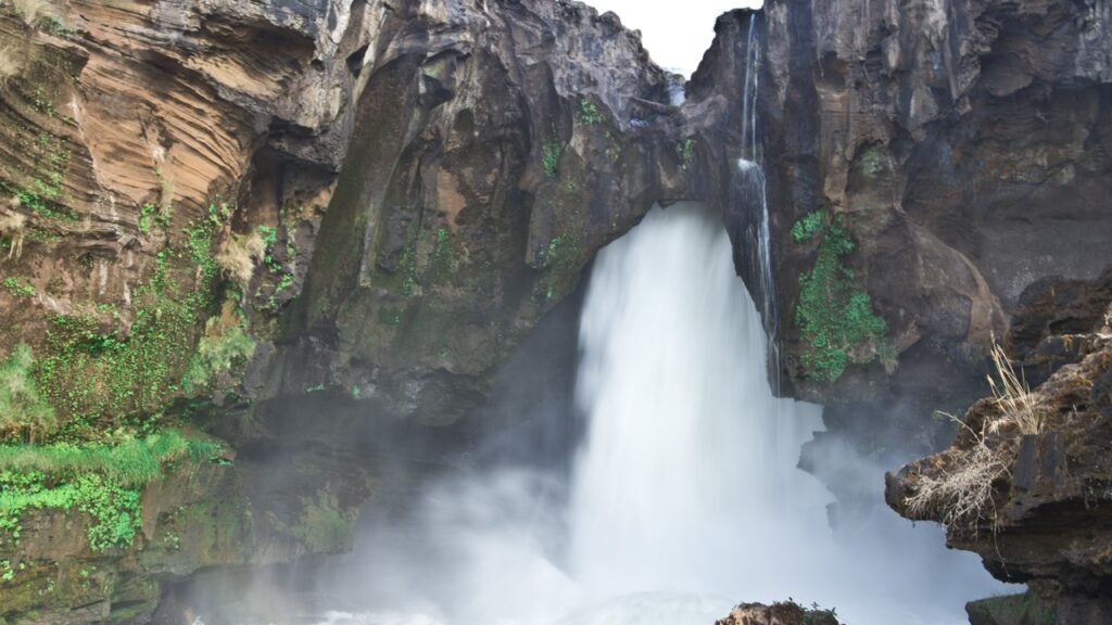 O Paraíso das Águas onde cachoeiras gigantes mudam qualquer ideia de viagem
