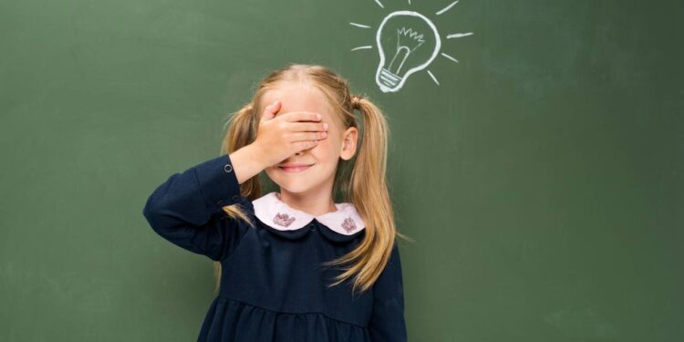 4 características de crianças superdotadas que passam muitas vezes despercebidas, mas indicam talento natural e QI acima da média