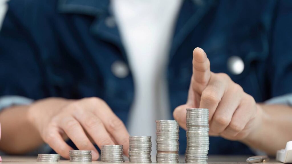 Tarô da semana aponta foco em decisões financeiras, revisão de gastos e cortes necessários para reorganizar a vida