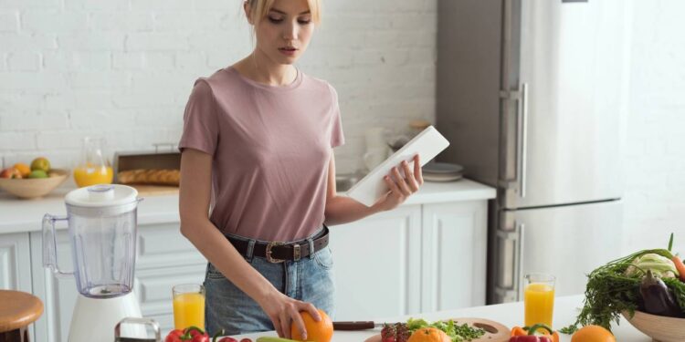 Nem dieta cara, nem alimentos da moda: o segredo para montar um prato nutritivo no dia a dia