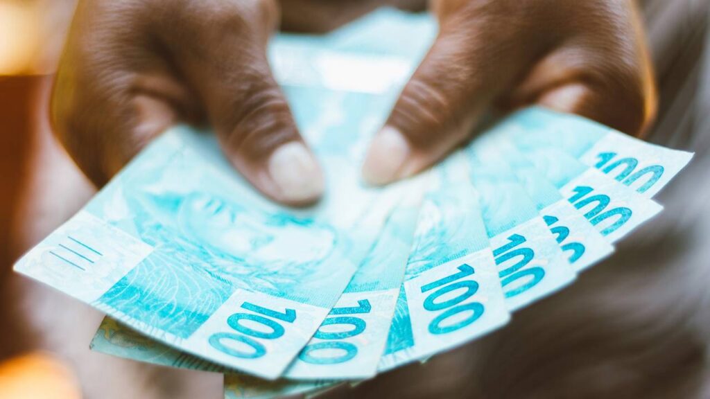 Saiba como atualizar o salário mínimo de 2026 manualmente pelo eSocial Doméstico e evite ficar fora vigor proposto por lei