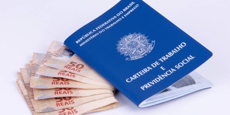 Quatro carreiras que oferecem salários acima de R$ 3 mil e podem chegar até R$ 12 mil sem precisar de faculdade em 2026 no Brasil