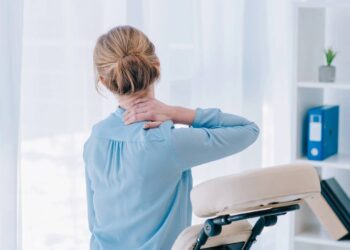 Alongamentos simples e movimentos suaves auxiliam no alívio da dor na coluna sem sair de casa