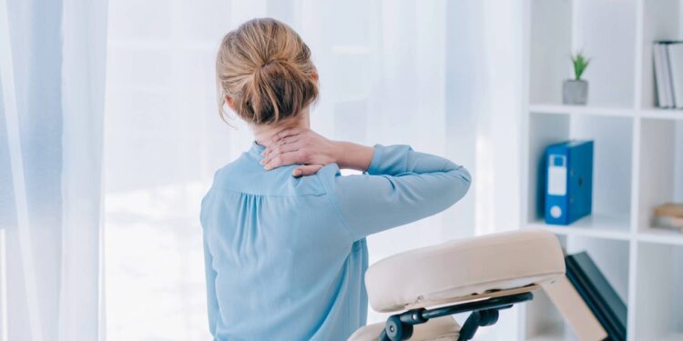 Alongamentos simples e movimentos suaves auxiliam no alívio da dor na coluna sem sair de casa